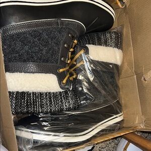 Global Win Black and Gray Winter Boots with Cream Accents